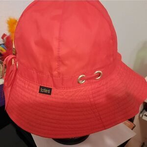 Totes brand red hat, excellent condition
